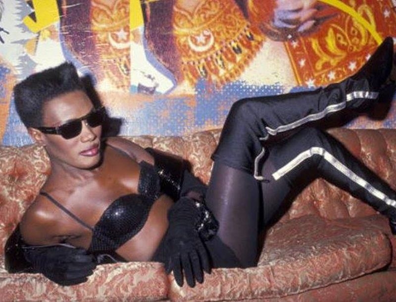 Grace Jones : Έδειξε το στήθος της στο κόκκινο χαλί!