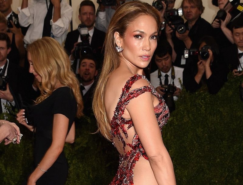 Jennifer Lopez: Χωρίς εσώρουχα και με μονόπετρο στο κόκκινο χαλί