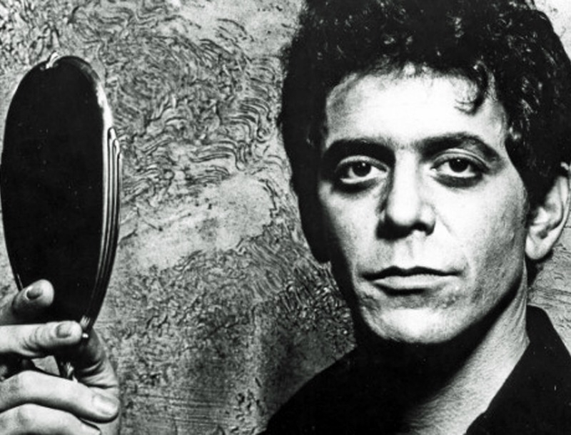 Lou Reed: Σήμερα ακούμε τα τραγούδια του και θυμόμαστε (ξανά) γιατί αγαπήσαμε το Walk on the Wild Side