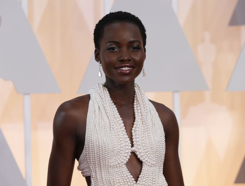 Lupita Nyong’o: Επιστράφηκε το κλεμμένο φόρεμα επειδή ήταν ψεύτικο!