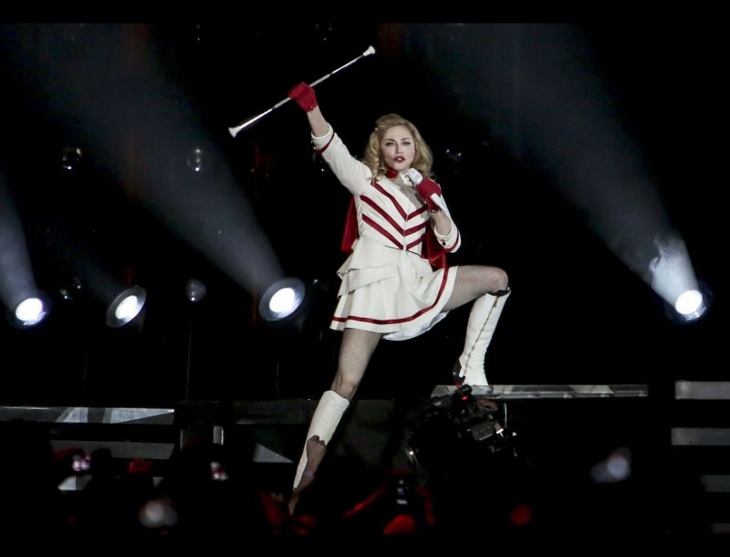 Συμβαίνει και στις διάσημες: Χρειάστηκαν 3 άτομα για να φορέσει τις μπότες της η Madonna