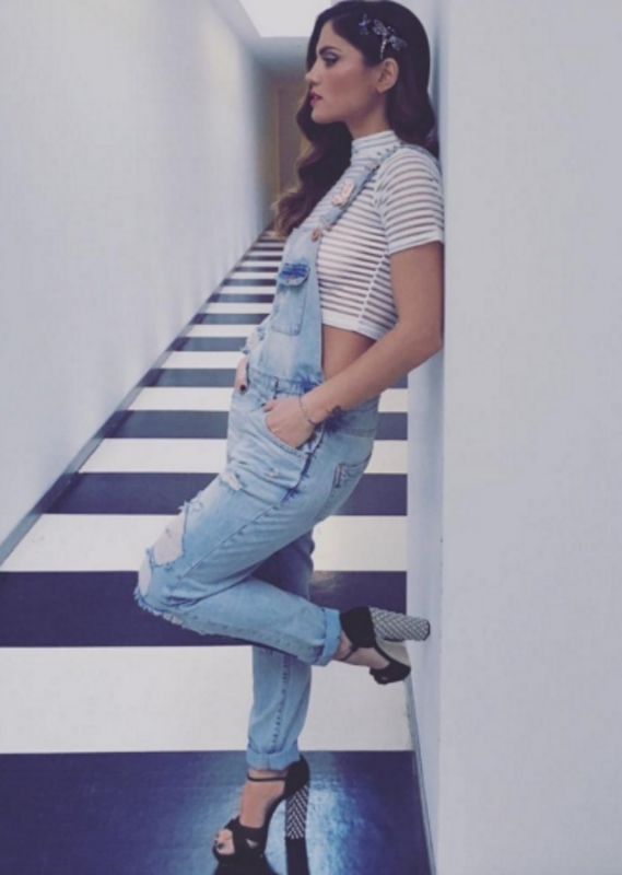 Street style : Επίλεξε τζιν σαλοπέτα με ριγέ cropped τοπ σαν την Μαίρη Συνατσάκη Street style : Επίλεξε τζιν σαλοπέτα με ριγέ cropped τοπ σαν την Μαίρη Συνατσάκη