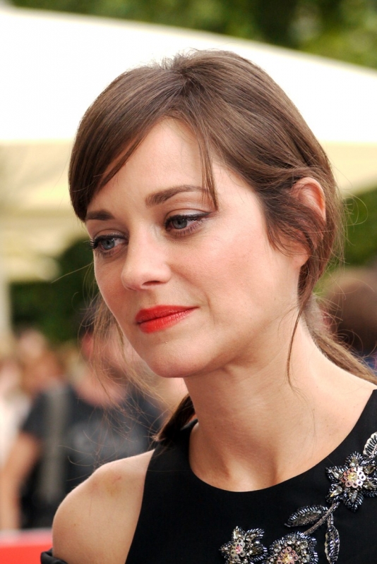 Θέλεις πιο φυσικό χρώμα στα χείλη όπως η Marion Cotillard; Δοκίμασε έναν άλλον τρόπο εφαρμογής