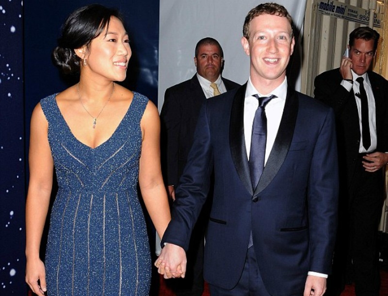 Τουλάχιστον δεν εμφανίστηκε με φούτερ! Ο Mark Zuckerberg φόρεσε μπλε κοστούμι σε black tie event