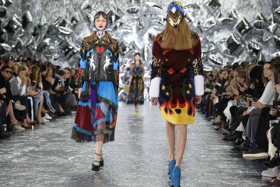 Mary Katrantzou fall 2016 : 50s western style, πεταλούδες και ψυχεδελικά print 