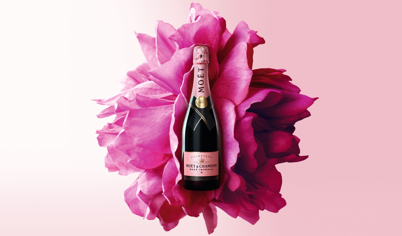 Η Moët & Chandon κλείνει το μάτι στη μεγαλύτερη γιορτή αγάπης με τον πιο αντισυμβατικό τρόπο Η Moët & Chandon κλείνει το μάτι στη μεγαλύτερη γιορτή αγάπης με τον πιο αντισυμβατικό τρόπο
