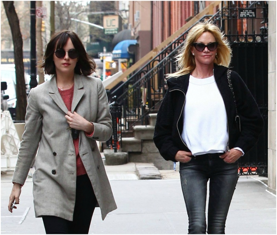 Melanie Griffith & Dakota Johnson: Μαμά και κόρη βόλταραν στα μαγαζιά