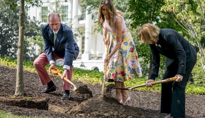 Melania Trump: Για δενδροφύτευση με γόβες και φούστα 3500 δολαρίων Melania Trump: Για δενδροφύτευση με γόβες και φούστα 3500 δολαρίων