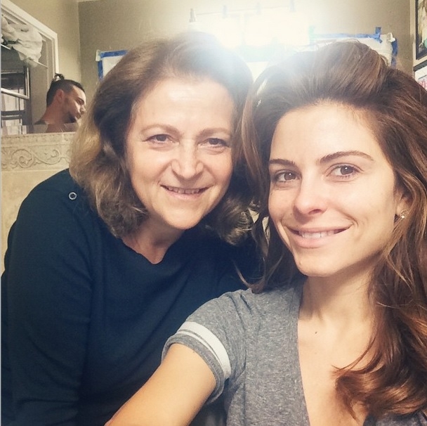 Η Μαρία Μενούνος ποζάρει αμακιγιάριστη με τη μαμά της και είναι κούκλα