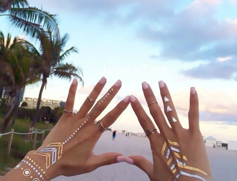 Το trend του καλοκαιριού είναι τα metallic tattoo Το trend του καλοκαιριού είναι τα metallic tattoo