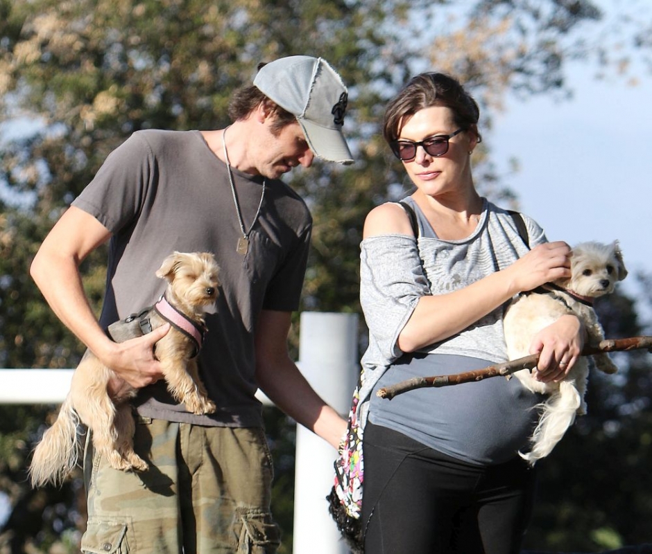 Mila Jovovich: Βόλτες με τον άντρα της λίγο πριν γεννήσει