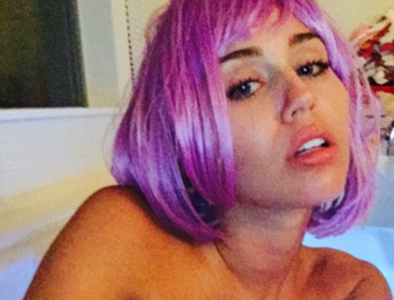 Miley Cyrus: Φοράει περούκες και ποζάρει topless