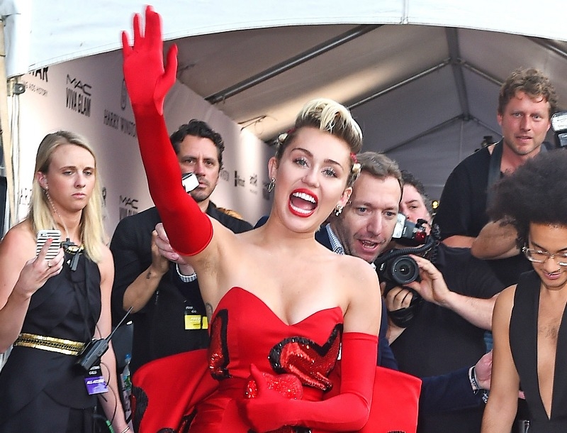 Miley Cyrus: Και τουαλέτα και αξύριστη μασχάλη; 