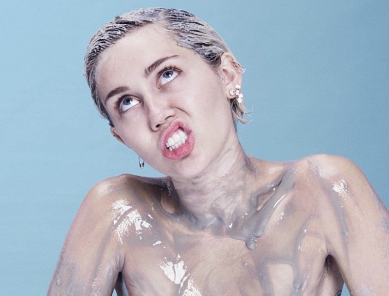 Miley, γυμνή είσαι πάλι; Τώρα και πασαλειμμένη με λάσπη!