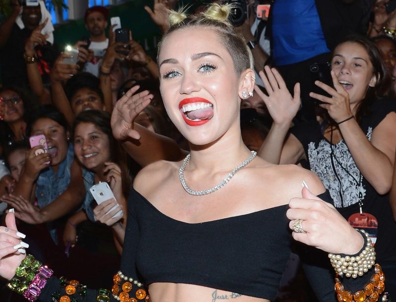 H Miley Cyrus ξαναχτυπά! Οι topless βουτιές στην παραλία 