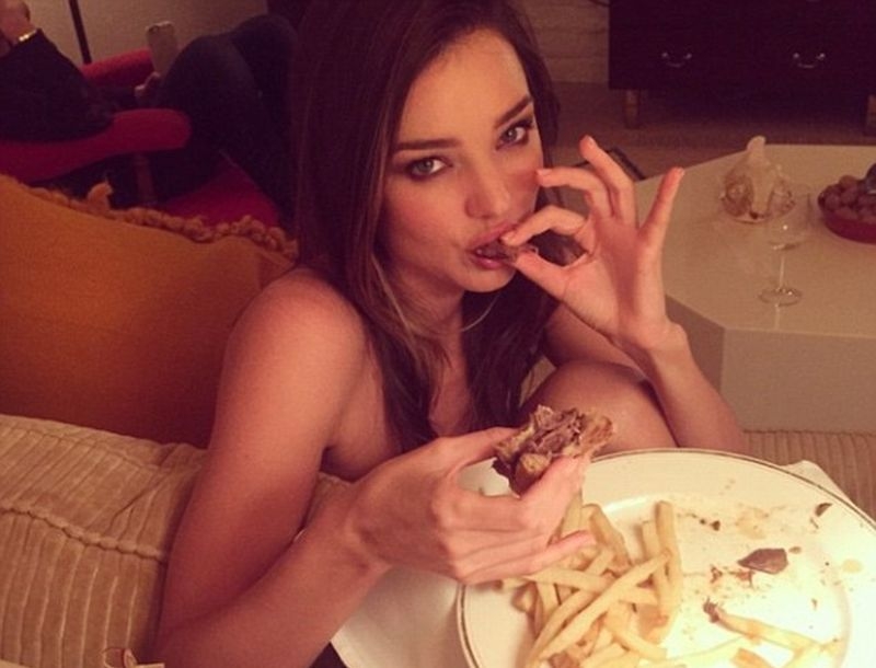 Miranda Kerr: Τρώει burger… γυμνή!