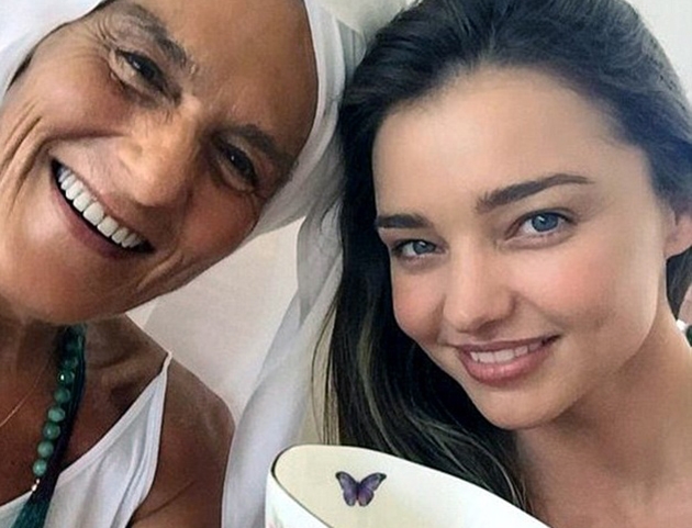 Τι DNA! Η Miranda Kerr στα 32 μοιάζει με έφηβη