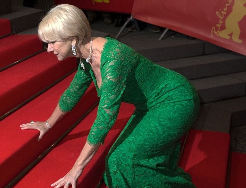 Συμβαίνει και στις διάσημες: H τούμπα της Helen Mirren στο κόκκινο χαλί