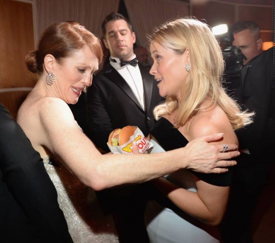 Julianne Moore: Την κέρασε… cheeseburger η Reese Witherspoon!