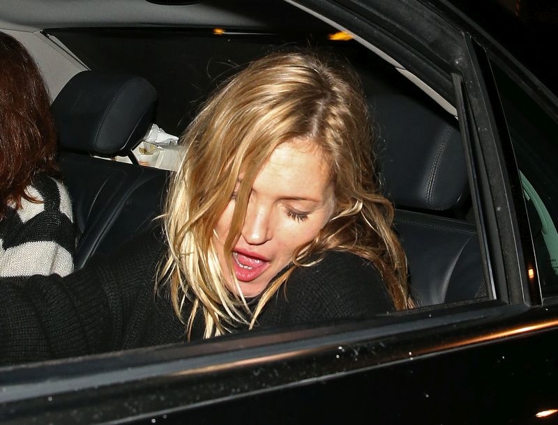 Oι κακές συνήθεις δεν κόβονται: Η Kate Moss μεθυσμένη έξω από εστιατόριο