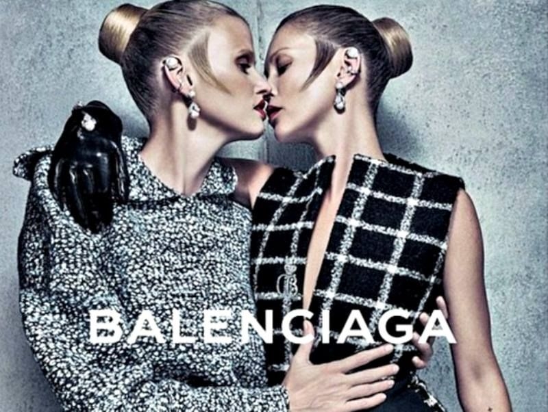 Κate Moss: Sexy στην νέα διαφήμιση της Balenciaga με την Lara Stone