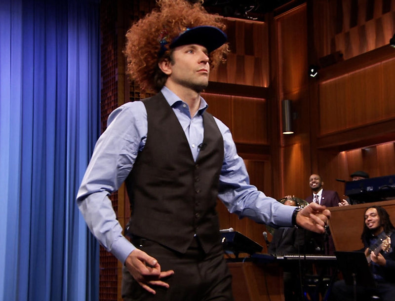 Ήξερες ότι ο Bradley Cooper παίζει τέλεια air-guitar; Ήξερες ότι ο Bradley Cooper παίζει τέλεια air-guitar;