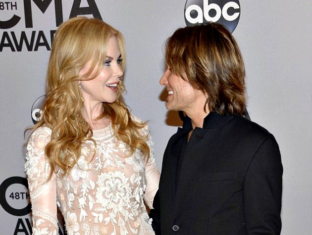 Απρόσεχτος ο Keith Urban, πιάνει δημόσια τα οπίσθια της Kidman