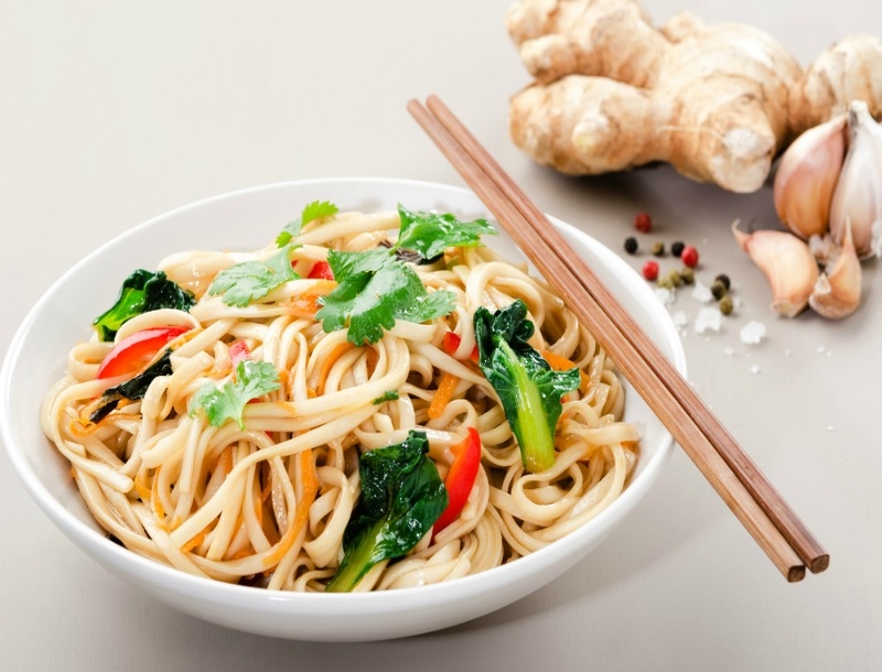 Συνταγή απλή και διαιτητική: Σαλάτα με noodles και σάλτσα ροδιού 