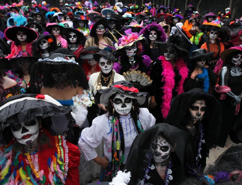 100άδες γυναίκες μεταμφιεσμένες σε σκελετούς στους δρόμους του Μεξικό