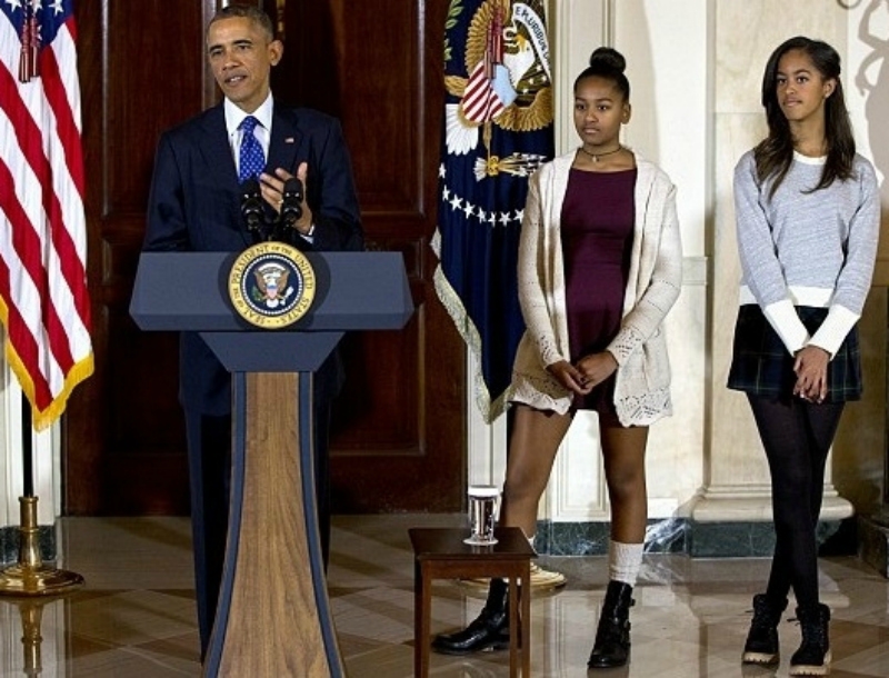 Kατακραυγή επειδή έγραψε κακίες για τις κόρες του Obama (και τα απρεπή μίνι τους)