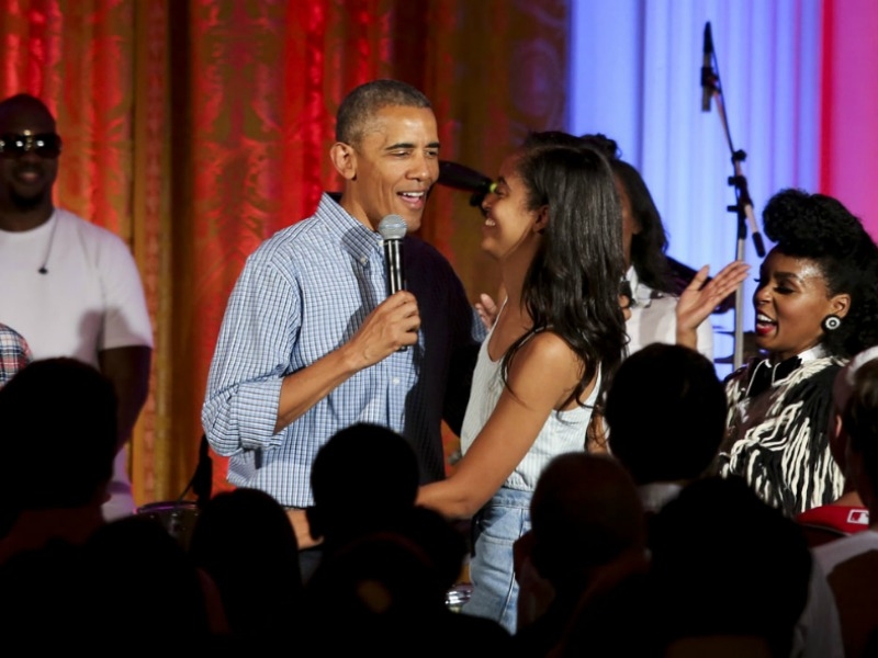 Αυτός είναι ο πιο cool πλανητάρχης! Ο Βarack Obama τραγουδάει Happy Birthday στην κόρη του! 