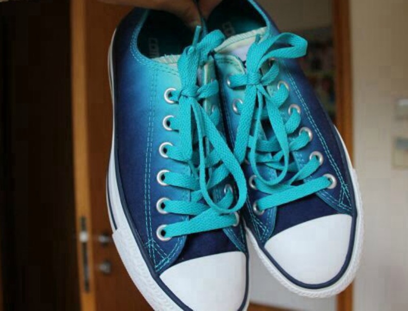 DIY : Φτιάξε τα πιο εντυπωσιακά μπλε sneakers με ombre εφέ