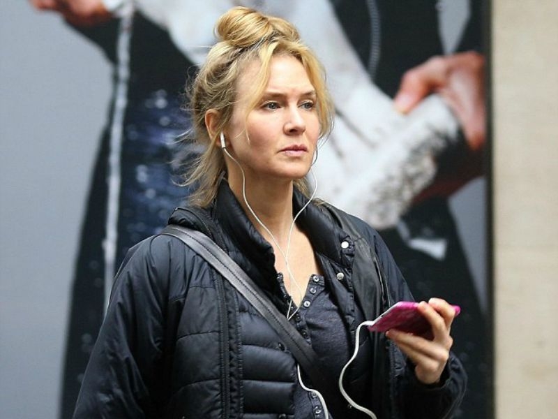 Bridget Jones is back! Κάνει χαλαρή βόλτα στα μαγαζιά!