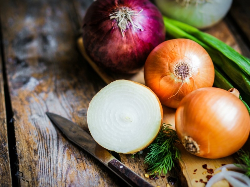 Cook tip: 7 απίθανοι τρόποι για να κόψεις το κρεμμύδι Cook tip: 7 απίθανοι τρόποι για να κόψεις το κρεμμύδι