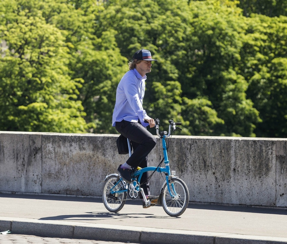 Owen took his bike! Τι κάνει ο Owen Wilson στο Παρίσι;