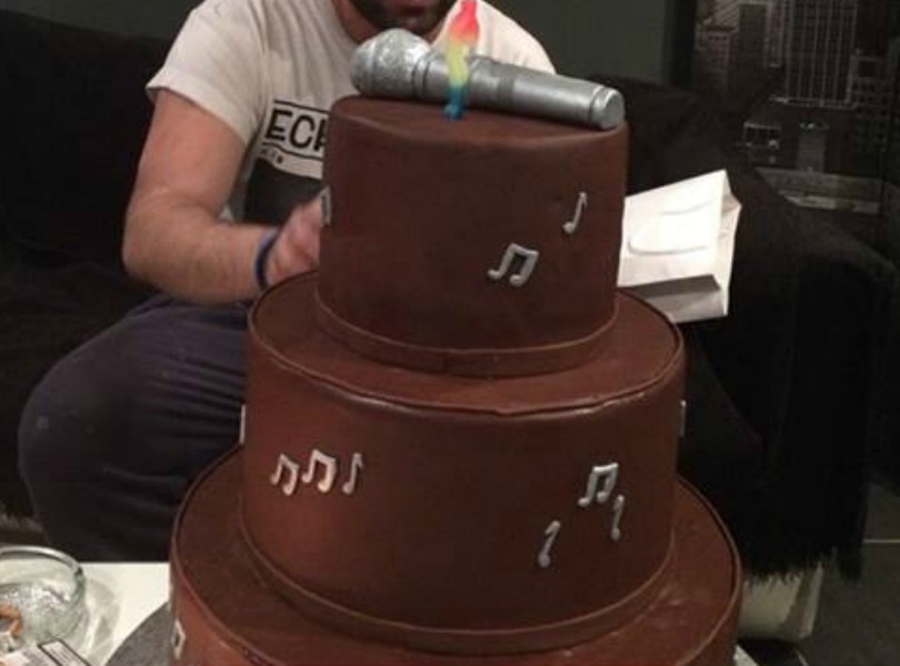 Σε ποιόν τραγουδιστή ανήκει αυτή η τεράστια τούρτα;