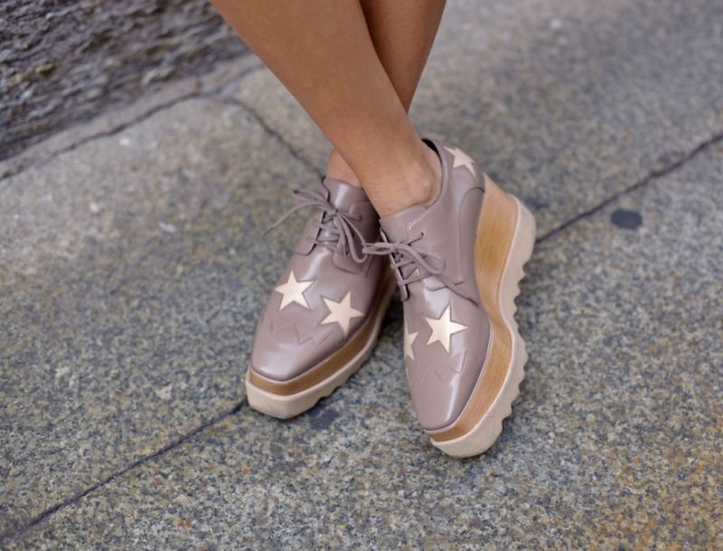 Flatforms: η καινούρια τάση που προσθέτει ύψος στα φλατ παπούτσια μας