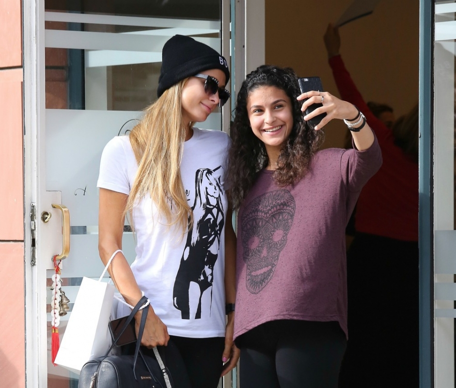 Cheeeese! H Paris Hilton βγάζει selfie με θαυμάστρια