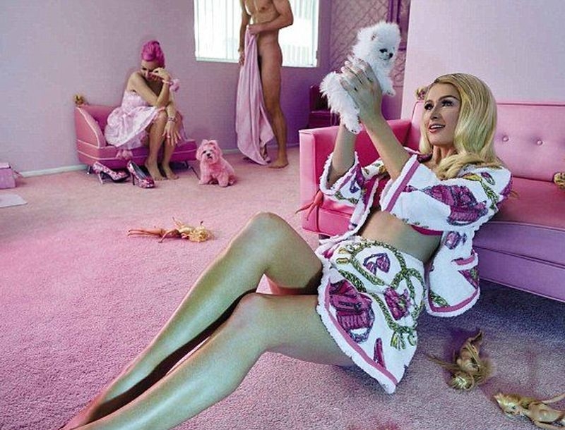 Paris Hilton: Ποζάρει σαν Barbie με γυμνούς άντρες