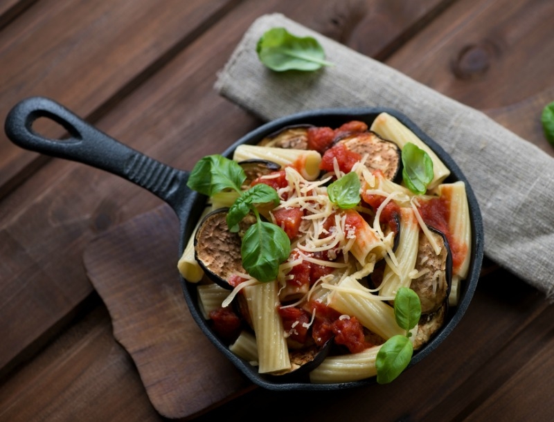 Pasta melanzane medideraneo ολικής με φέτα και φρέσκια ντομάτα