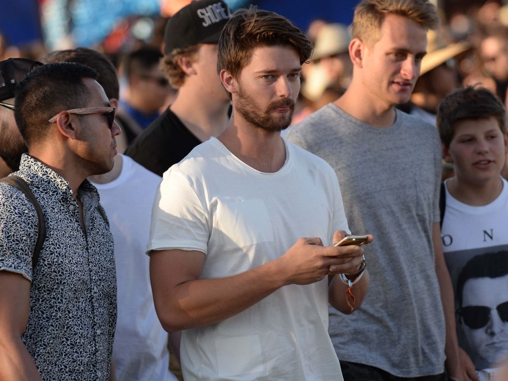 Patrick Schwarzenegger: Με το κινητό στο χέρι και μόνος!