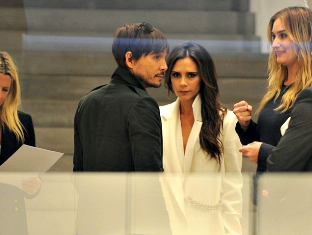 Το σπάνιο χαμόγελο της Victoria Beckham και το Αll Τime Classic λευκό παλτό της Το σπάνιο χαμόγελο της Victoria Beckham και το Αll Τime Classic λευκό παλτό της