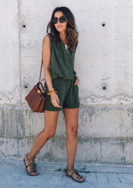 Street style: Η Alexandra Pereira φοράει το χακί playsuit έτσι όπως ακριβώς πρέπει