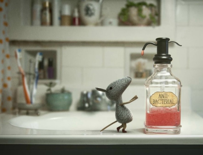 Perfect Houseguest: Πως θα ήταν αν είχες στο σπίτι σου ένα ποντικάκι να σου κάνει τις δουλειές;