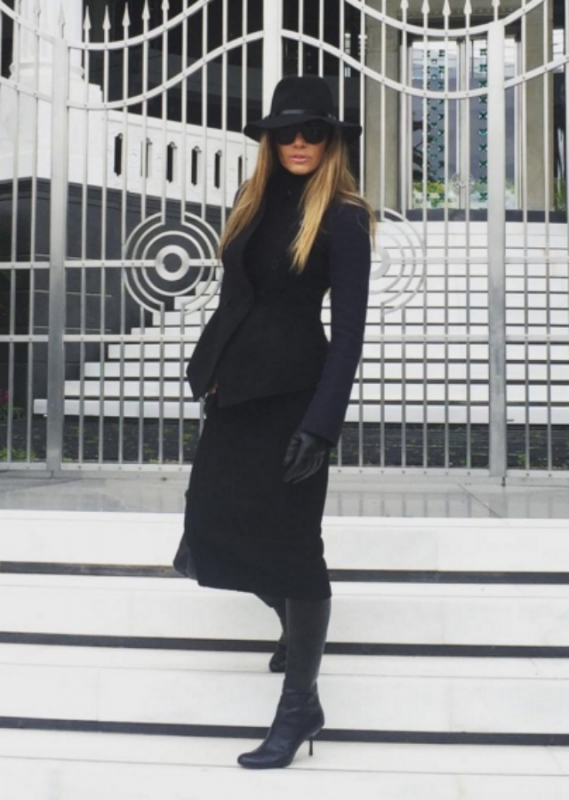 Street style : Η Ελένη Πετρουλάκη μας εκπλήσσει και επιλέγει total black look