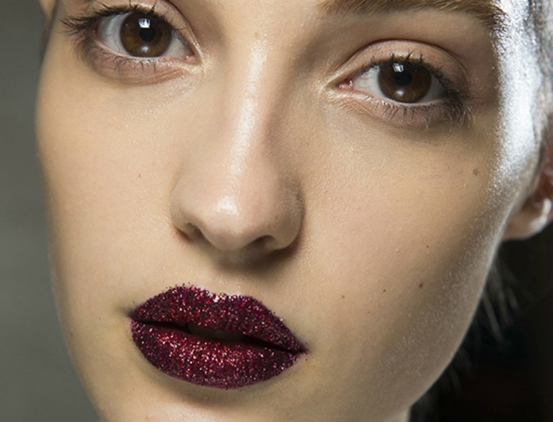Step by step οδηγίες για τα glitter lips του Versace που μας ξετρέλαναν