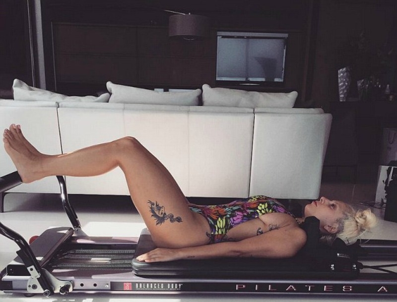 Η Lady Gaga κάνει pilates με μαγιό