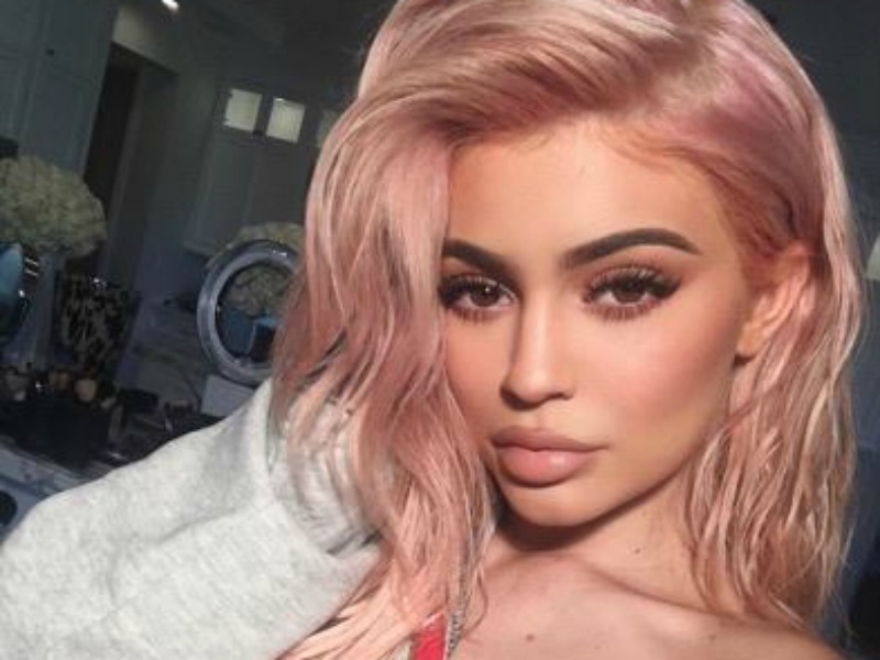 Pink Hair: Η Kylie Jenner έκανε τα μαλλιά της ροζ! 