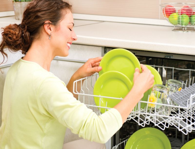 6 μεγάλα λάθη που κάνετε στο πλυντήριο πιάτων