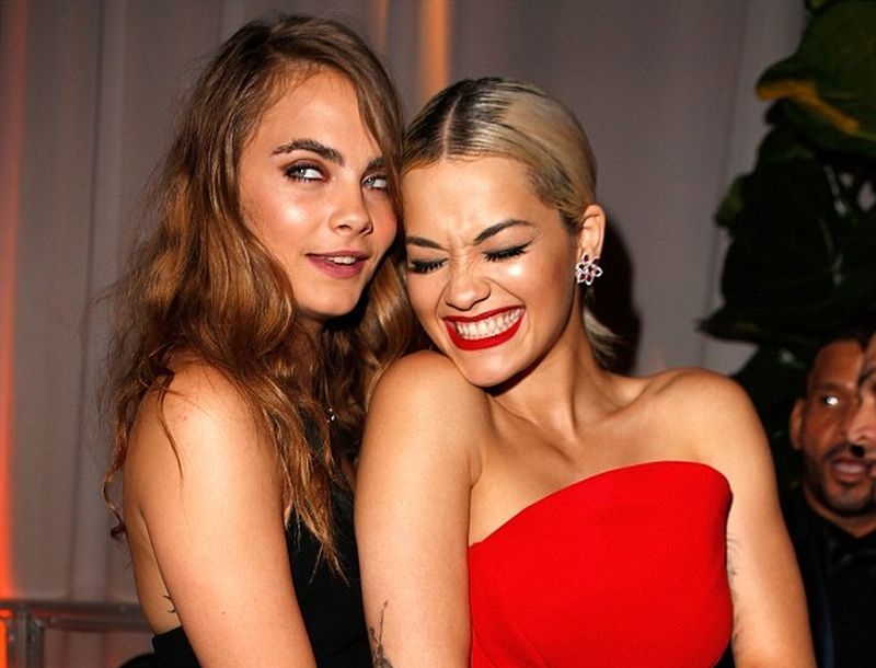 Οι αγκαλιές της Rita Ora και της Cara Delevingne στο πάρτι των Golden Globes